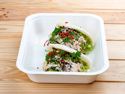 Mittagessen (erster Gang) Gedämpfte Reisbrötchen „Bao“ mit Hähnchen