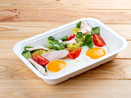 Erstes Frühstück Rührei mit Truthahn