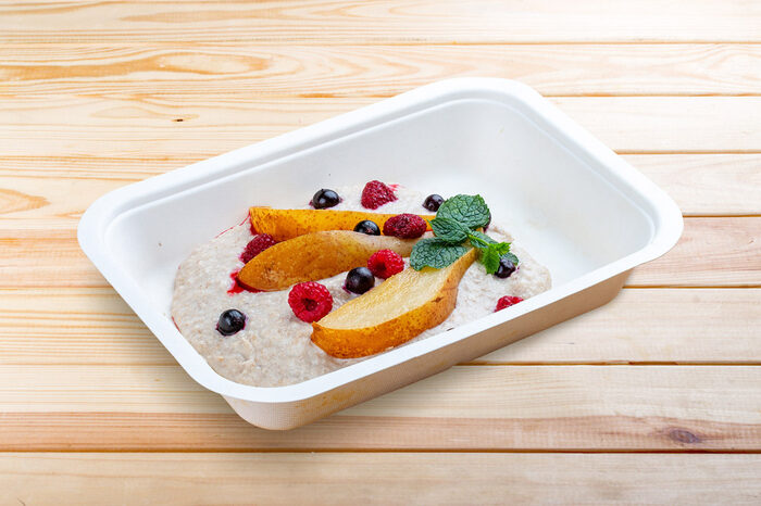 Frühstück Haferflocken mit Beeren und Birne