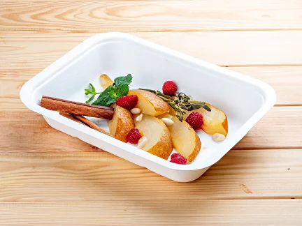 Zweites Frühstück Geschmorte Birne mit Gewürzen und Nüssen