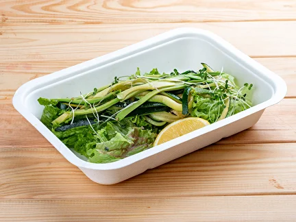 Mittagessen (zweiter Gang) Salatmix mit Zucchini-Spaghetti