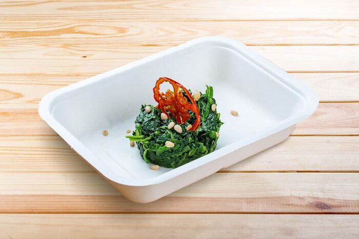 Zweites Frühstück (zweites Gericht) Spinat mit Zedernnüssen