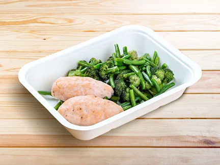 Mittagessen Lachskoteletts mit Brokkoli und grünen Bohnen