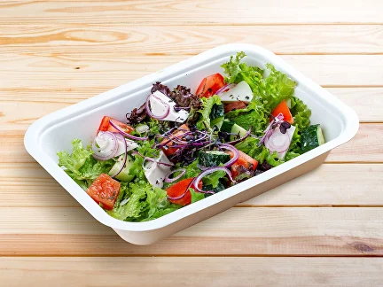 Mittagessen Griechischer Salat mit Feta-Käse