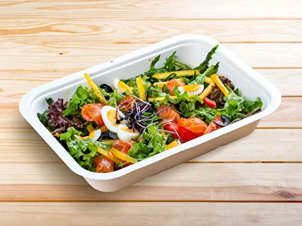 Zweites Frühstück (zweites Gericht) Salat mit leicht gesalzenem Lachs und Paprika