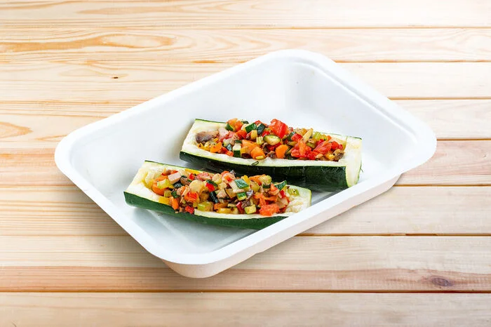 Abendessen Zucchini, gefüllt mit Gemüse