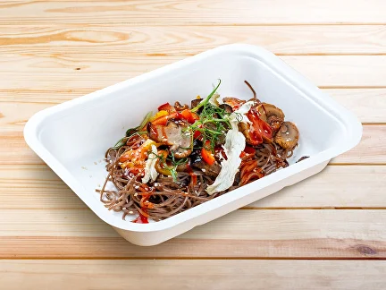 Mittagessen Buchweizennudeln mit Gemüse