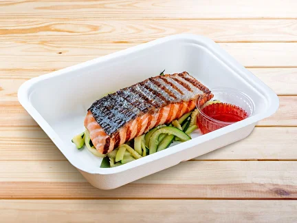 Abendessen Gegrillter Pink-Lachs auf Zucchini-Bett