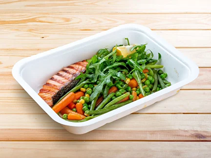 Abendessen Lachs mit blanchiertem Gemüse