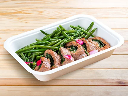 Mittagessen (erste Speise) Kalbsroulade mit Spinat