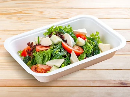 Mittagssnack (zweiter Gang) Französischer Salat mit Camembert-Käse