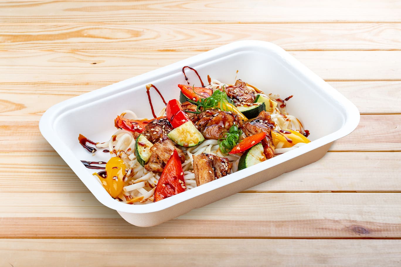 Zweites Mittagessen Soba-Nudeln mit Gemüse und Huhn