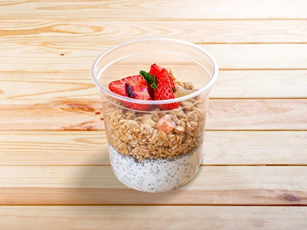 Frühstück Hausgemachtes Granola mit Chia-Pudding