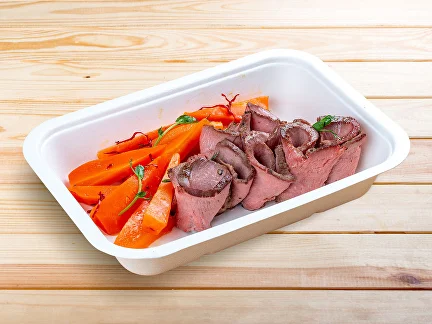 Mittagessen (erster Gang) Sous-vide-Kalbfleisch mit Karotten unter weißer Soße