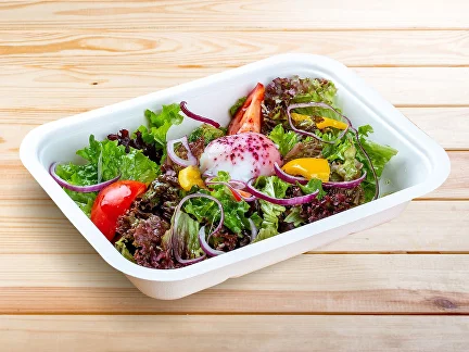 Frühstück Leichter Salat mit pochiertem Ei