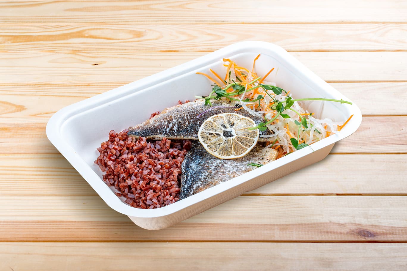 Mittagessen Gebackener Seebarsch mit rotem Reis