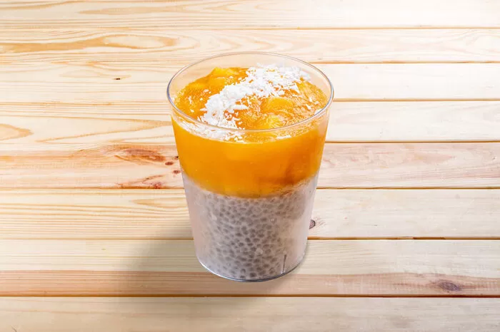 Zweites Frühstück Chia-Pudding mit Kokosmilch und Mango