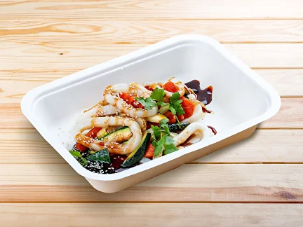 Abendessen Tintenfisch mit Gemüse in Teriyaki-Sauce