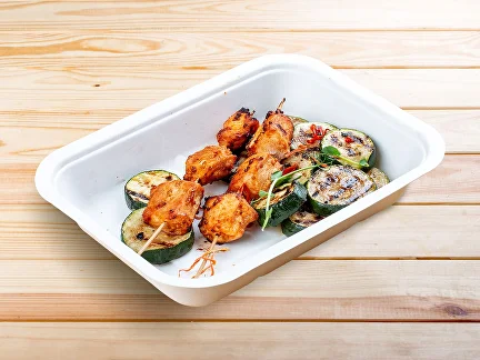 Mittagessen Hähnchenspieß mit gegrilltem Zucchini