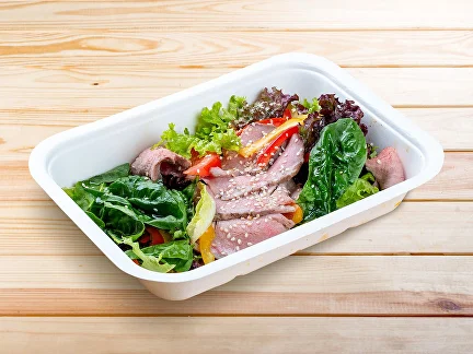 Mittagessen (zweites Gericht) Salat mit Kalbfleisch und Paprika