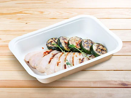 Mittagessen Hähnchenfilet mit gegrilltem Zucchini