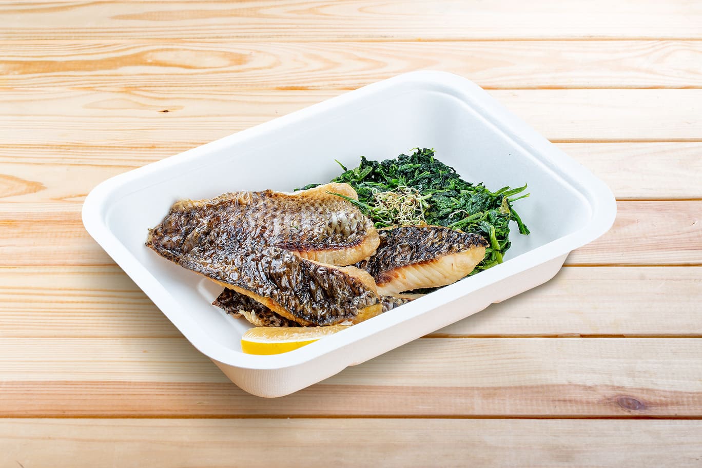 Zweites Mittagessen (erster Gang) Seebarschfilet mit Spinat