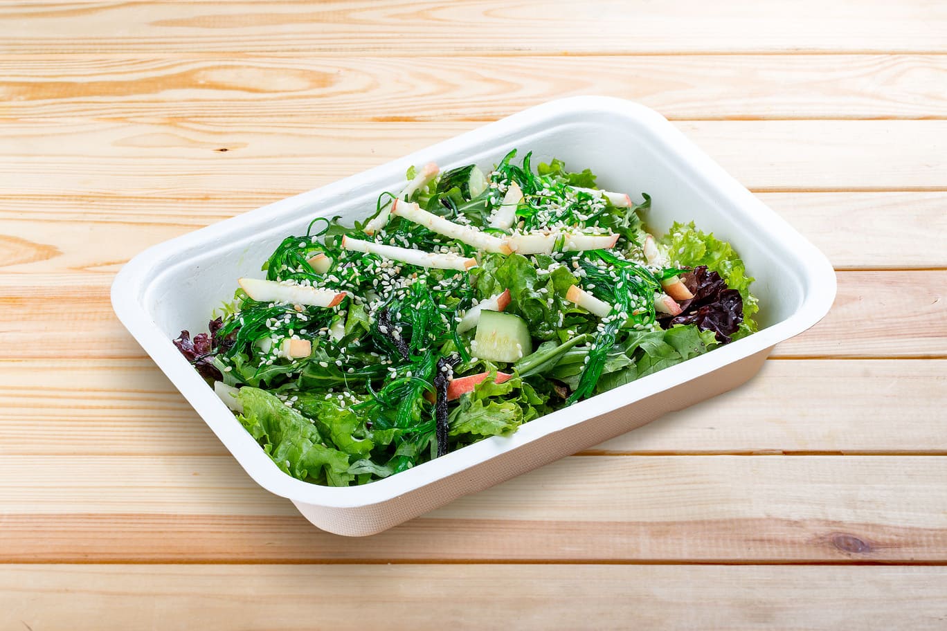 Zweites Mittagessen (zweiter Gang) Salat „Hakkai“ mit Chuka-Algen, saftigem Apfel und Nusssauce