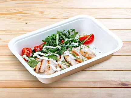 Mittagessen Sous-vide-Hähnchenfilet mit Ayran-Sauce