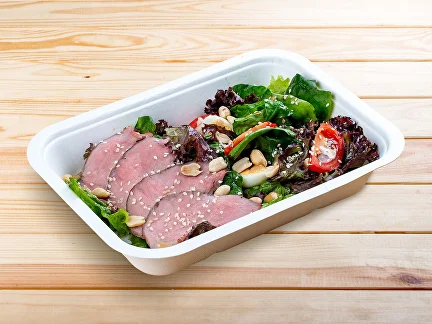 Mittagessen Salat mit Sous-vide-Roastbeef