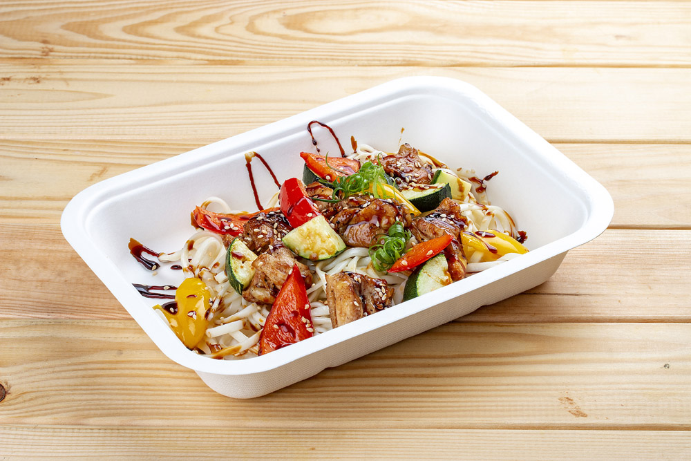 Soba-Nudeln mit Hähnchen, Paprika und Zucchini