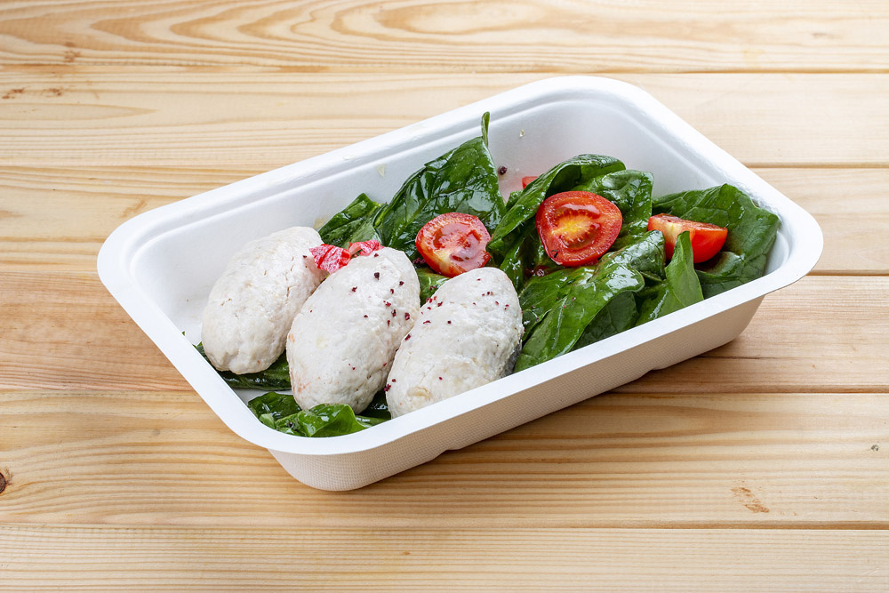 Gedämpfte Geflügel-Frikadellen auf Spinat und Cherrytomaten