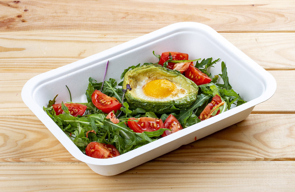 Gebackene Avocado mit Ei, Rucola und Cherrytomaten
