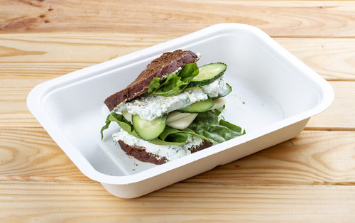 Frühstück 1:
Sandwich mit frischem Gemüse und aromatischem Pesto